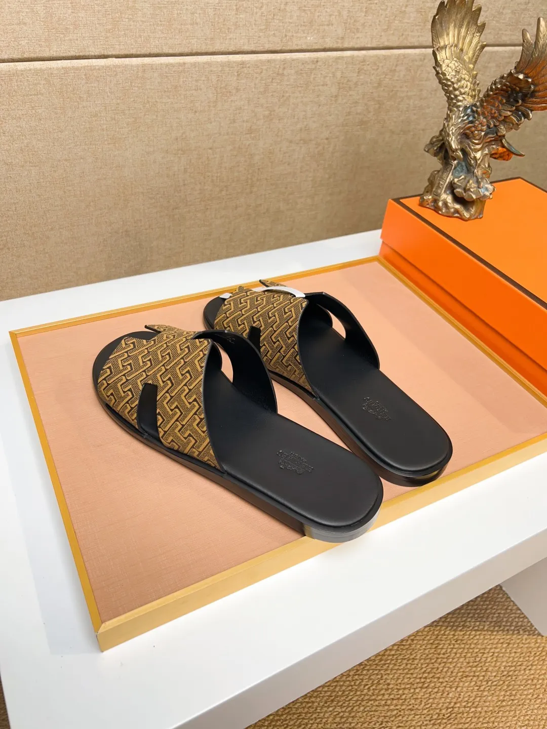 Men's clothing and shoes 💰280 💅💅💅 new arrival. Hermes Hermes official website latest counter synchronized new oran color leather H slippers, the original Paris version flew back to the original model and opened the mold to make it perfectly🍌The highest quality Sincerity, you can enter and leave the counter at will [Deyi] The upper is made of original customized  colored palm prints, crocodile print, ostrich print, colored cow leather, colored cow suede, 🤔 horse hair, 🥳 colored diamonds, 🥰 3D printing, and other genuine leather slippers, imported cow pattern foot pad lining, Italian  latest original genuine leather combination outsole Code number: 38-48 (customized at 46.47.48) Can be made into picture combination sole with genuine leather pattern and ordinary molded outsole